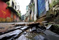 Cascotes ca�dos hace d�as en un edificio en ruinas en la calle Carmen Curuxeiras.