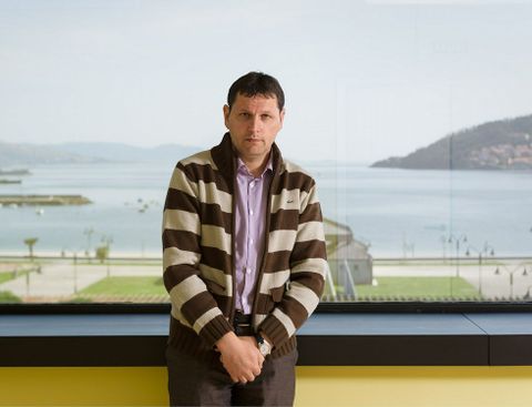 V�ctor Manuel Casti�eira Castro, no interior da Casa da Cultura de Cee, con vistas � r�a<span lang= es-es >. </span>