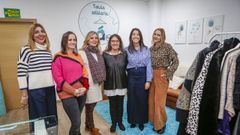 Ana Arnoso, presidenta de gape, y su hermana Bety (en el centro) junto a la alcaldesa, Mara Sampedro, la edila Ana Barreiro y las voluntarias Sabela Cuarro y Ara Filgueira en la inauguracin