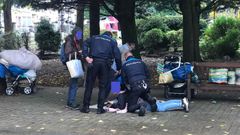 Momento en el que la mujer est� en el suelo y es retenida por el Polic�a Local de Lugo