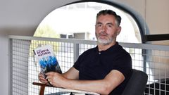 El escritor vigu�s �lex Mene, en la Fundaci�n Euseino ? , donde presentar� su �ltima novela,  Reserva natural , publicada por Ba�a Edici�ns.