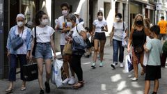 Calle Pastor D�az, en el casco hist�rico de Viveiro, repleta de gente
