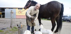 Javier Estévez, el miércoles, muestra su afición con la yegua «Keka» en Hípica Amazonas, en A Insua (Ponte Caldelas). 