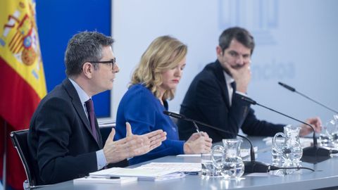 El ministro de la Presidencia, Justicia y Relaciones con las Cortes, F�lix Bola�os; la ministra Portavoz, de Educaci�n, Formaci�n Profesional y Deporte, Pilar Alegr�a y el ministro de Cultura, Ernest Urtasun, durante la rueda de prensa posterior a la reuni�n del Consejo de Ministros.
