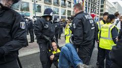 Los euroesc�pticos se manifiestan contra Merkel en Berl�n