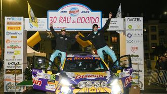 Brais Mir�n (izquierda) y Daniel Berdom�s, celebrando su triunfo en el rali do Cocido.