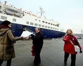 Los turistas recibieron informaci�n a pie de muelle sobre la ciudad y sus atractivos.