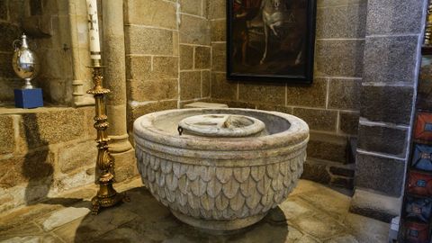 Catedral de Ourense. Pila bautismal en la Capilla de san Juan.