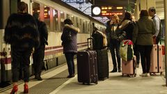 Viajeros a la espera de subirse a un tren en la estaci�n de Monforte, en una foto de archivo