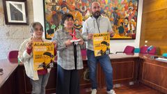 Integrantes de la asociaci�n cultural Avantar, con el concejal de Cultura de O Carballi�o, en la presentaci�n del acto de entrega de los premios O Corcheiro.