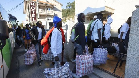 Los subsaharianos, llegando al hotel de Sanxenxo esta tarde.