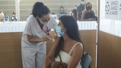 La pontevedresa Ana Biempica recibi� esta ma�ana la segunda dosis de Pfizer con la vacuna n�mero tres millones puesta en Galicia