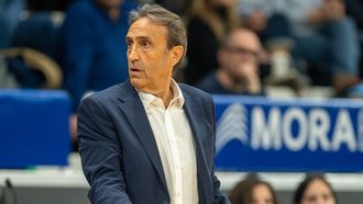 Luis Casimiro, el t&eacute;cnico del Breog&aacute;n, en un momento del partido en Andorra.