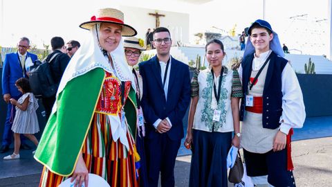 Varias personas con trajes t�picos canarios se re�nen para la celebraci�n de la Santa Misa multitudinaria presidida por el Papa Le�n XIV.