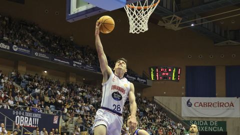 Barcello deja una bandeja en el derbi ante el COB