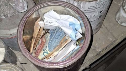 Los agentes encontraron varios miles de euros en una lata de pintura