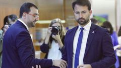 El presidente del Principado, Adri�n Barb�n (i) y el presidente del Partido Popular de Asturias, �lvaro Queipo (d), conversan en la Junta General del Principado