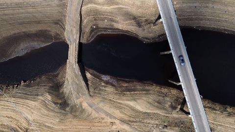 Sequía en Inglaterra.Imagen de un antiguo puente que resurgió del embalse de Baitings en Ripponden. El país vive este año una sequía grave tras una primavera muy seca.