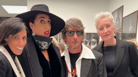 En el centro de la imagen, la actriz Rossy de Palma y Pierpaolo Piccioli, diseador de moda de Valentino y creador del vestido de novia de Marta Ortega