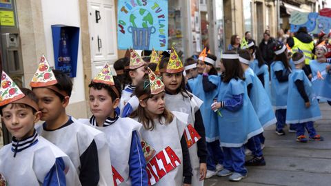 Los nios del Jaime Balmes disfrazados de contedores de reciclaje. VOZ NATURA