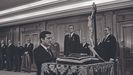 Adolfo Su�rez, jurando el cargo de presidente del Gobierno, ante el rey y Fern�ndez Miranda, el 5 de julio de 1976 en la Zarzuela.