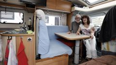 Pepe y Siegrun, en Viveiro, el interior de la autocaravana con la que recorren toda Galicia