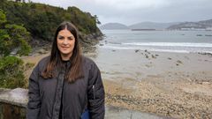 Miriam Berm�dez, tenienta de alcalde de Viveiro, junto a la playa de Seiramar, que ser� de uso compartido para personas y mascotas tambi�n en verano