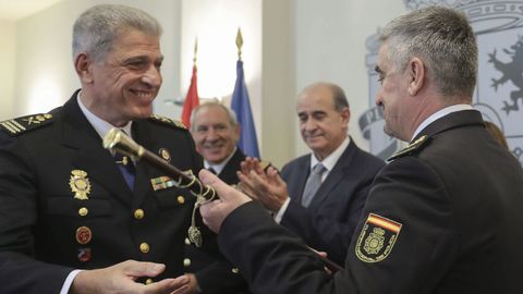 El comisario principal Jorge Ignacio Moreno Amatrian (d), nuevo jefe superior de la Polica Nacional en Asturias y su antecesor en el cargo, Luis Carlos Espino (i), durante el acto de toma de posesin al que asisti el director general del cuerpo, Francisco Pardo Piqueras (c)