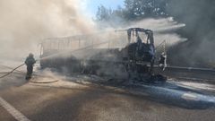 El autob&uacute;s qued&oacute; calcinado por completo