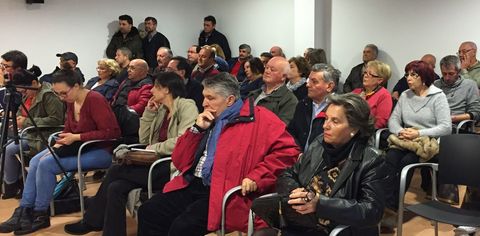 Los vecinos de Miño criticaron las intervenciones del alcalde y el portavoz popular.
