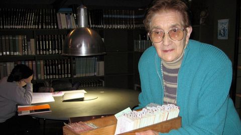 Pilar Costa, fotografiada en la biblioteca en el 2006, cuando ten�a 85 a�os y todav�a segu�a trabajando