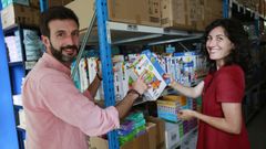 Carlos y Sara, pareja y socios en el negocio, en el almac�n donde guardan la mercanc�a y preparan los pedidos