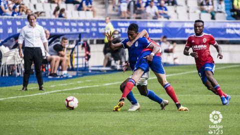 Barcenas Lasure Igbekeme Real Oviedo Zaragoza Carlos Tartiere.Barcenas trata de avanzar con el esferico ante Lasure e Igbekeme