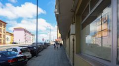 Calle Marqu�s de Santa Cruz, en Caranza, donde Defensa subasta varios locales comerciales.