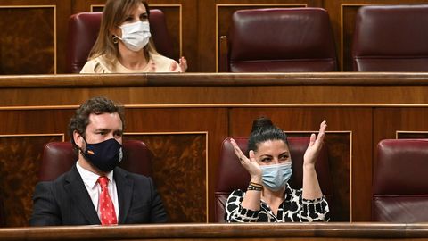  La diputada de Vox Macarena Olona aplaude en presencia del portavoz parlamentario de su formaci�n, Iv�n Espinosa de los Monteros, durante el pleno del Congreso de los Diputados, este martes en Madrid