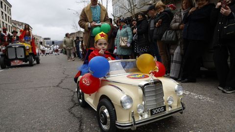 Desfile del domingo de entroido en Ver�n. Un veh�culo cl�sico.
