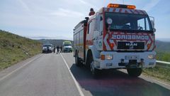 Bomberos de Ribeira en una emergencia con un ciclista herido al sufrir una ca�da