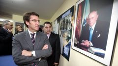 Alberto N��ez Feijoo mira una fotograf�a de Manuel Fraga durante una visita a Cambados en el 2011.