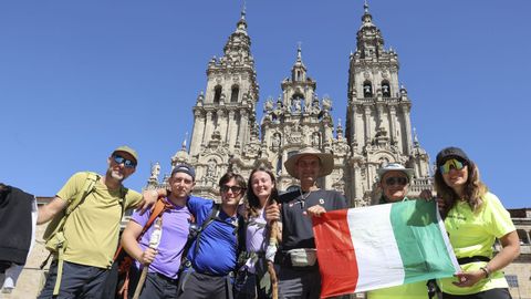 Un grupo de peregrinos italianos reci�n llegados a Santiago, el jueves en la praza do Obradoiro.