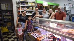 La familia del ultramarinos Fernando, uno de los locales que da servicio al Portamrica.
