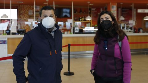 Dos trabajadores que est�n desplazados a Galicia, en la estaci�n de servicio Antela de Xinzo. No pueden comer en el restaurante porque no son transportistas