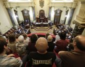 El sal�n de plenos visto desde la tribuna del p�blico, con la mesa presidencial al fondo. 