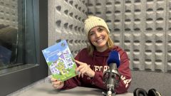 Genma Pardo, Gemola, en los nuevos estudios de Radio Voz con su �ltima publicaci�n, el cuento �Oli, el saltamontes aventurero�