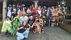 Miembros de Os Luns ao Sol que disfrutaron de una comida en la parrillada Miguel de A Escabia, en Lousame