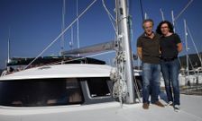 Nicol�s y Maite ultiman los preparativos para el viaje que emprender�n el domingo. 