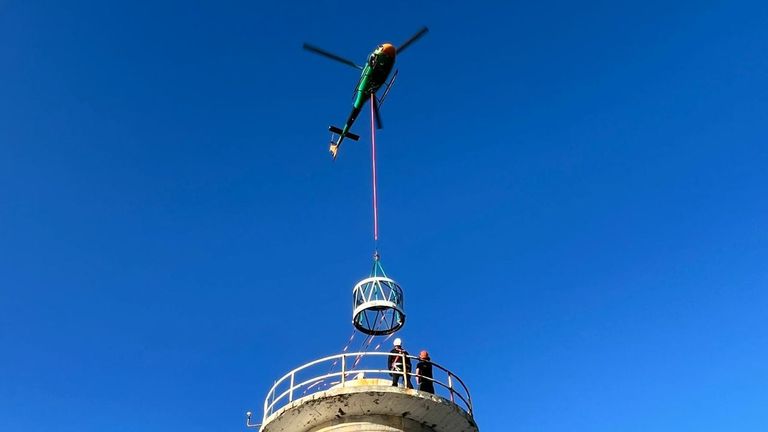 Despliegue espectacular para renovar el faro de C&iacute;es