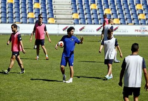 Manu Fern�ndez alecciona a sus jugadores durante el �ltimo entrenamiento previo al partido.