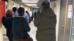 Profesores haciendo cola para vacunarse este martes en el hospital Montecelo, en Pontevedra