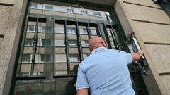 Xos� Manuel, vecino del n�mero 17 de A Rosa, pide respuestas a las demandas de los residentes