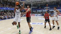 Arteaga tratando de detener a Tavares en el partido ante el Real Madrid disputado en Pontevedra
